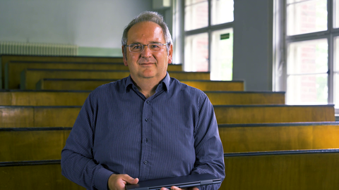 Thomas Heine sitzt in einem Hörsaal.