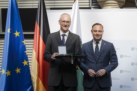 In Vertretung von Ministerpräsident Michael Kretschmer überreicht Landtagspräsident Alexander Dierks den Verdienstorden des Freistaates Sachsen an Prof. Dr. Karl Leo aus Dresden.
