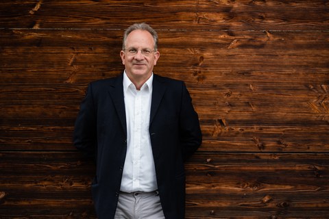 Roderich Moessner vor einer Wand stehend.