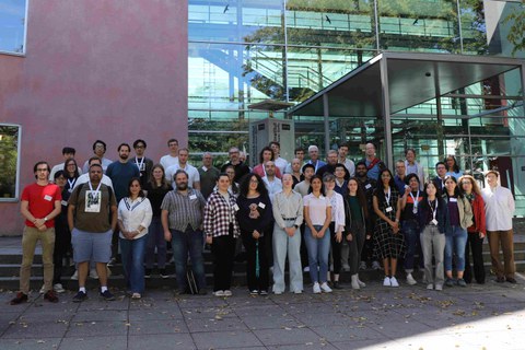 Gruppenfoto aller Teilnehmenden der Sommerschule