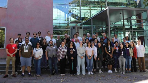 Gruppenfoto aller Teilnehmenden der Sommerschule