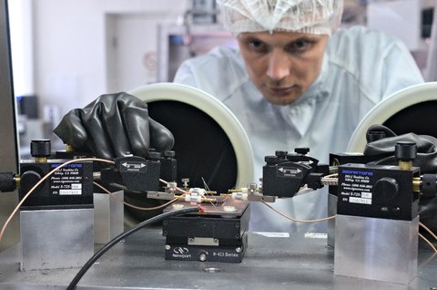 Jonas Schröder vermisst einen organischen Phototransistor in einer sogenannten Glovebox unter Schutzgasatmosphäre (Stickstoff Atmosphäre). 