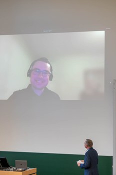 Sicht auf die Videoübertragung, die einen Menschen mit Kopfhörern zeigt.