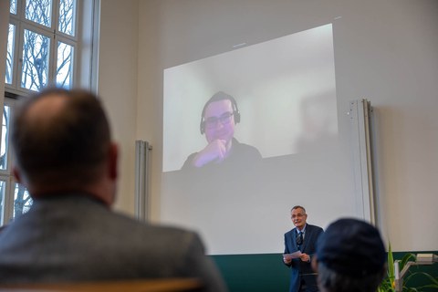 Sicht auf die Videoübertragung, die einen Menschen mit Kopfhörern zeigt.