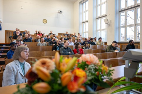 Menschen im Hörsaal sitzend.