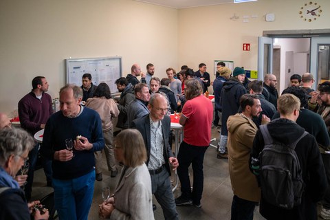 Leute sprechen miteinander im Foyer.