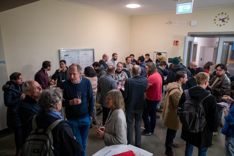 Leute sprechen miteinander im Foyer.