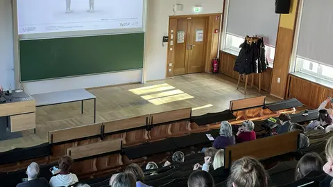Menschen im Hörsaal bei Psychologie am Samstag.