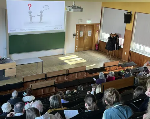 Menschen im Hörsaal bei Psychologie am Samstag.