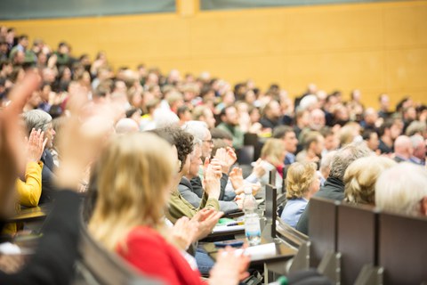 Menschen im Hörsaal.