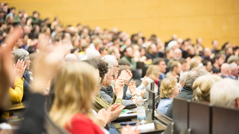 Menschen im Hörsaal.