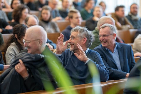 Drei Männer klatschen