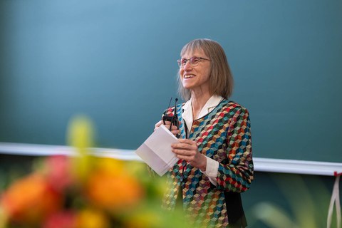 Sprecherin spricht in ein Microphon 