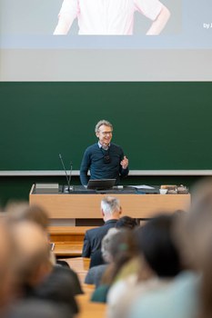 Sprecher steht am Pult