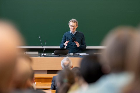 Sprecher steht am Pult