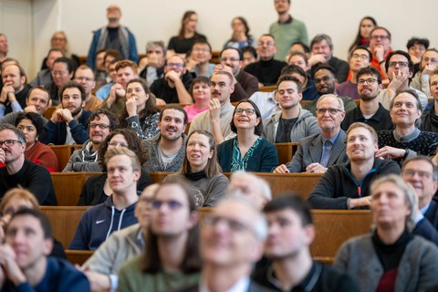 Menschen im Hörsaal schauen nach vorne