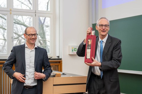 Tüte mit Wein wird übergeben