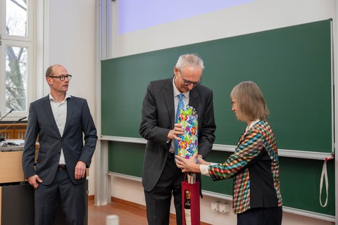 Buntes Geschenk wir übergeben