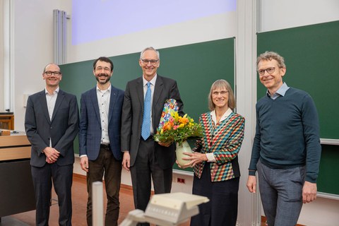 Gruppenbild mit Blumenstrauß und Geschenk