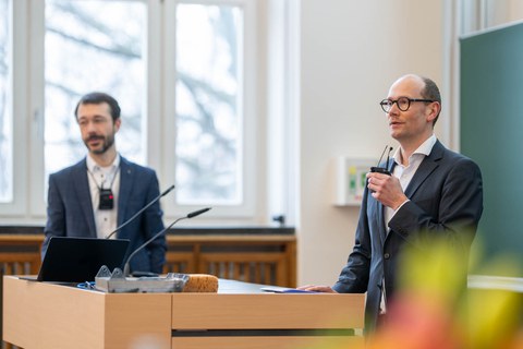 Zwei Männer am Pult