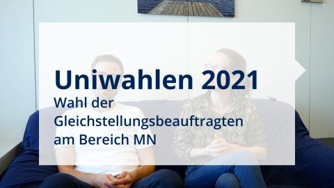 Titelbild Universitätswahlen 2021. Im Hintergrund zwei Personen auf einem blauen Sofa.