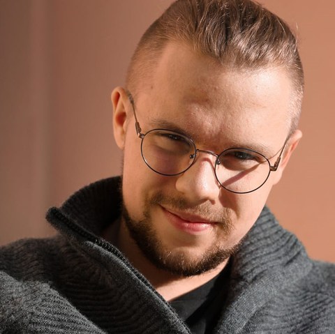 Bild eines jungen Mannes mit Brille.