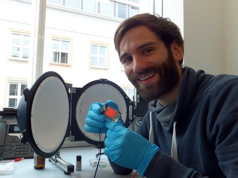 M.Sc. Felix Simon Fries mit seiner neuen OLED-Architektur