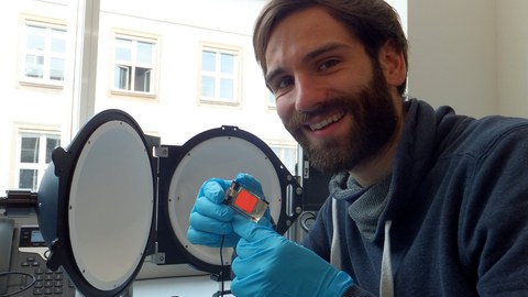   M.Sc. Felix Simon Fries mit seiner neuen OLED-Architektur 