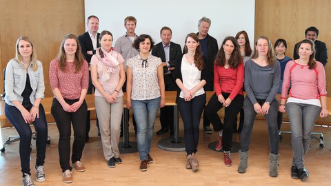 Gruppe von Nachwuchswissenschaftler mit Edvard Moser