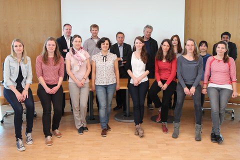 Gruppe von Nachwuchswissenschaftler mit Edvard Moser
