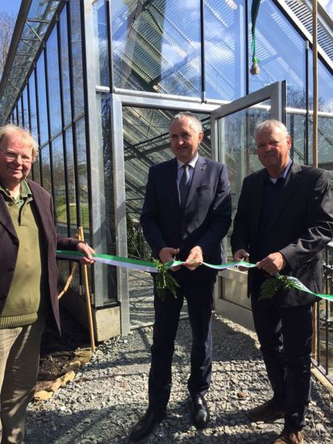 Staatsminister Thomas Schmidt und Prof. Dr. Christoph Neinhuis weihten das neue Gewächshaus für die Kamelien ein.