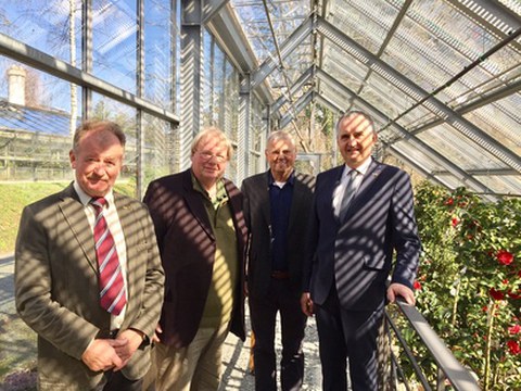 V.l.n.r.: Winfried Kaiser (Präsident des Landesverbandes Gartenbau Sachsen e.V.), Matthias Riedel (Leiter der Botanischen Sammlungen Zuschendorf), Prof. Dr. Christoph Neinhuis (Professor für Botanik, Direktor des Botanischen Gartens und der Botanischen Sammlung Pirna-Zuschendorf), Staatsminister Thomas Schmidt.