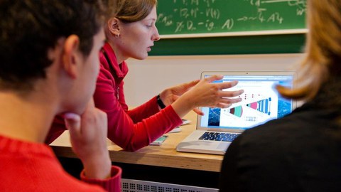 Schüler und Schülerinnen werten Daten der Teilchenphysik aus