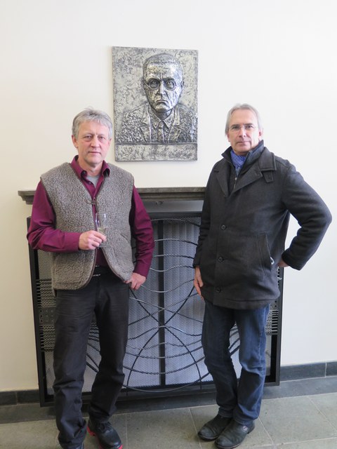 Ulrich Eißner und Jörg Zaun vor Recknagel-Relief