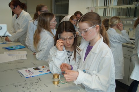 Mädchen beim Experimentieren