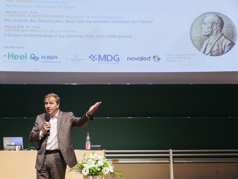 Clemens Kirschbaum begrüßt das Publikum