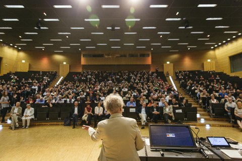 Rückansicht CNV vor dem Publikum