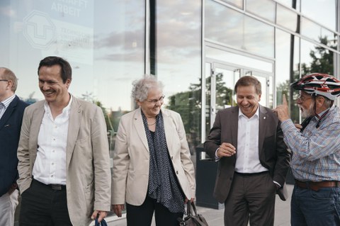 Vor dem HSZ: Michael Brand, CNV, Clemens Kirschbaum und ein Zuschauer im heiteren Gespräch