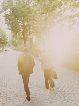 Prof. Kirschbaum und Prof. Nüsslein-Volhard auf dem Weg aus dem HSZ