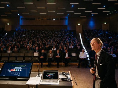 Sir Gurdon beim Vortrag