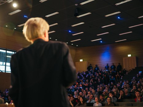 Sir Gurdon beim Vortrag von hinten