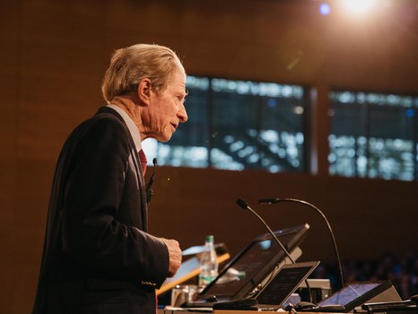 Sir Gurdon beim Vortrag