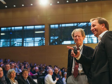 Prof. Kirschbaum und Sir Gurdon vor dem Publikum