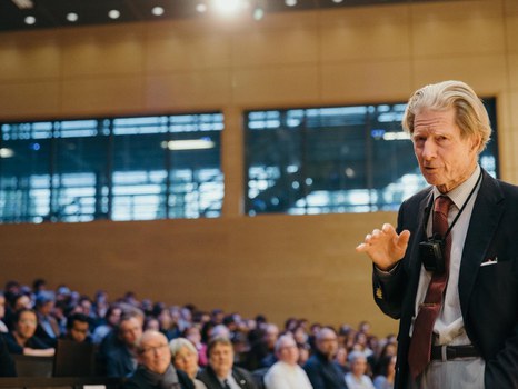 Sir Gurdon beim Vortrag