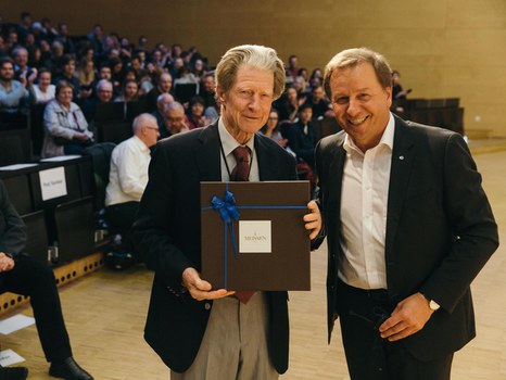 Sir Gurdon mit Prof. Kirschbaum und seinem Gastgeschenk aus Meißner Porzellan