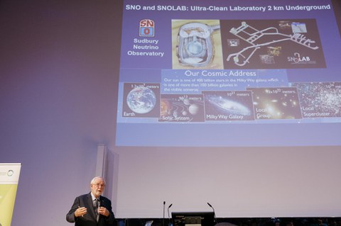 Art McDonald vor Bildschimpräsentation