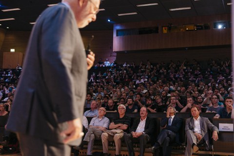 Art McDonald vor dem Publikum