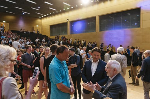 Autogrammanfragen für Art McDonald nach dem Vortrag