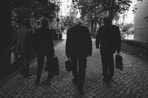 Schwarz-Weiß-Aufnahme: Auf dem Nachhauseweg  - Kirschbaum, Rektor, McDonald und Zuber in Rückansicht