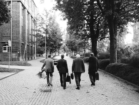 Schwarz-Weiß-Aufnahme: Auf dem Nachhauseweg  - Kirschbaum, Rektor, McDonald und Zuber in Rückansicht